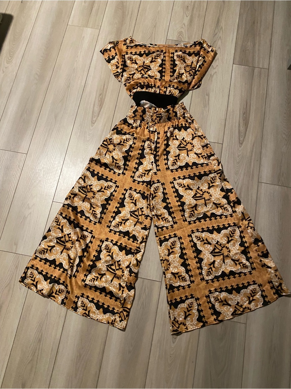 Women’s 2 piece printed set tie back top & wide leg pants